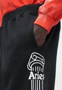 Aries UNISEX czarny
