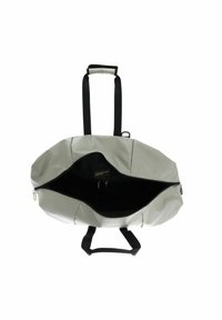 Helle graue Duffle-Bag mit schwarzen Trägern, Reißverschlussverschluss und Innenfächern. Hergestellt aus einem glatten, strapazierfähigen Material mit einer strukturierten Form.