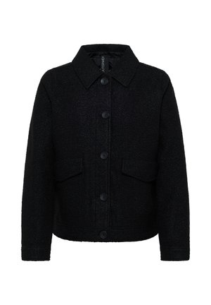 Veste noire texturée avec un col évasé, des manches longues, des boutons à l'avant et deux poches à rabat à la taille.