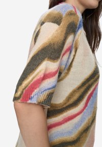 Strickpullover mit weicher Textur und wellenförmigem, mehrfarbigem Muster in Braun-, Blau-, Rot- und Cremetönen. Kurze Ärmel.