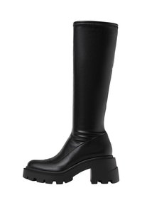 Bottes en cuir noir à hauteur de genou avec un design épuré, un talon épais et une finition texturée. Présentent une semelle extérieure à motif audacieux et une fermeture éclair.