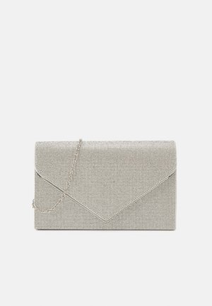 Metalen zilveren clutch met een envelopontwerp, verrijkt met een gestructureerd patroon, voorzien van een afneembare kettinghengsel.