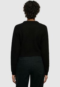 Maglione nero a maglia con un design corto e una texture a costine. Presenta maniche lunghe e un colletto rotondo, visto da dietro.