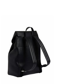 Mochila de cuero negra con correas de hombro ajustables y acolchadas, y un asa superior, vista desde atrás sobre un fondo blanco.
