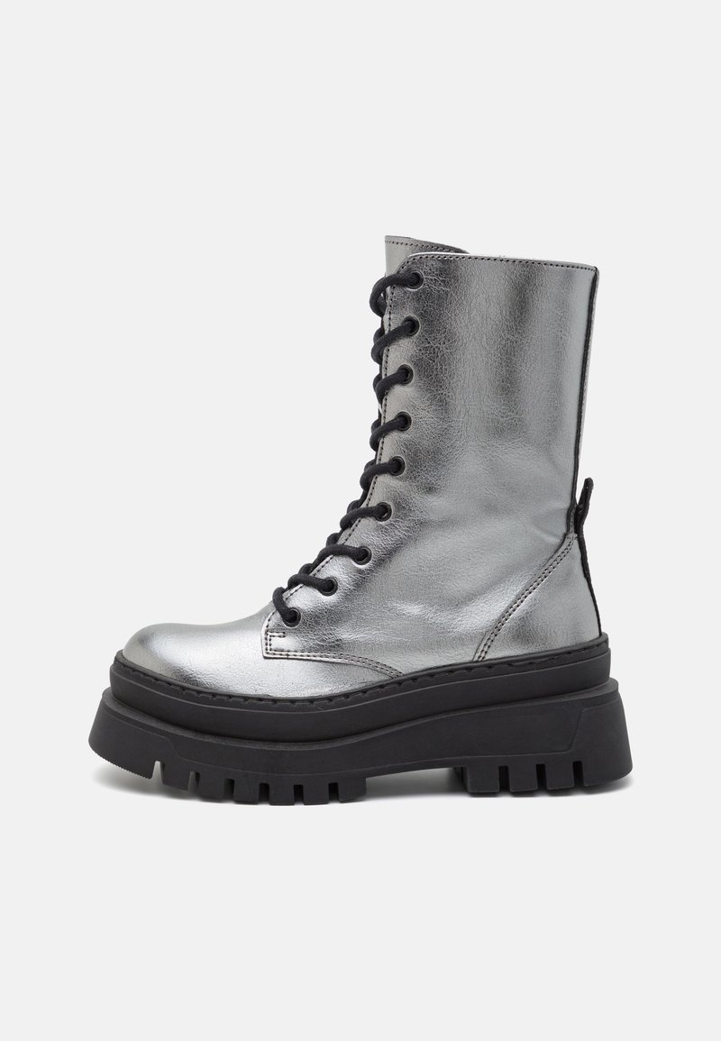 Botas de combate metálicas plateadas con cordones negros, diseño de tobillo alto, suela gruesa negra y acabado texturizado.