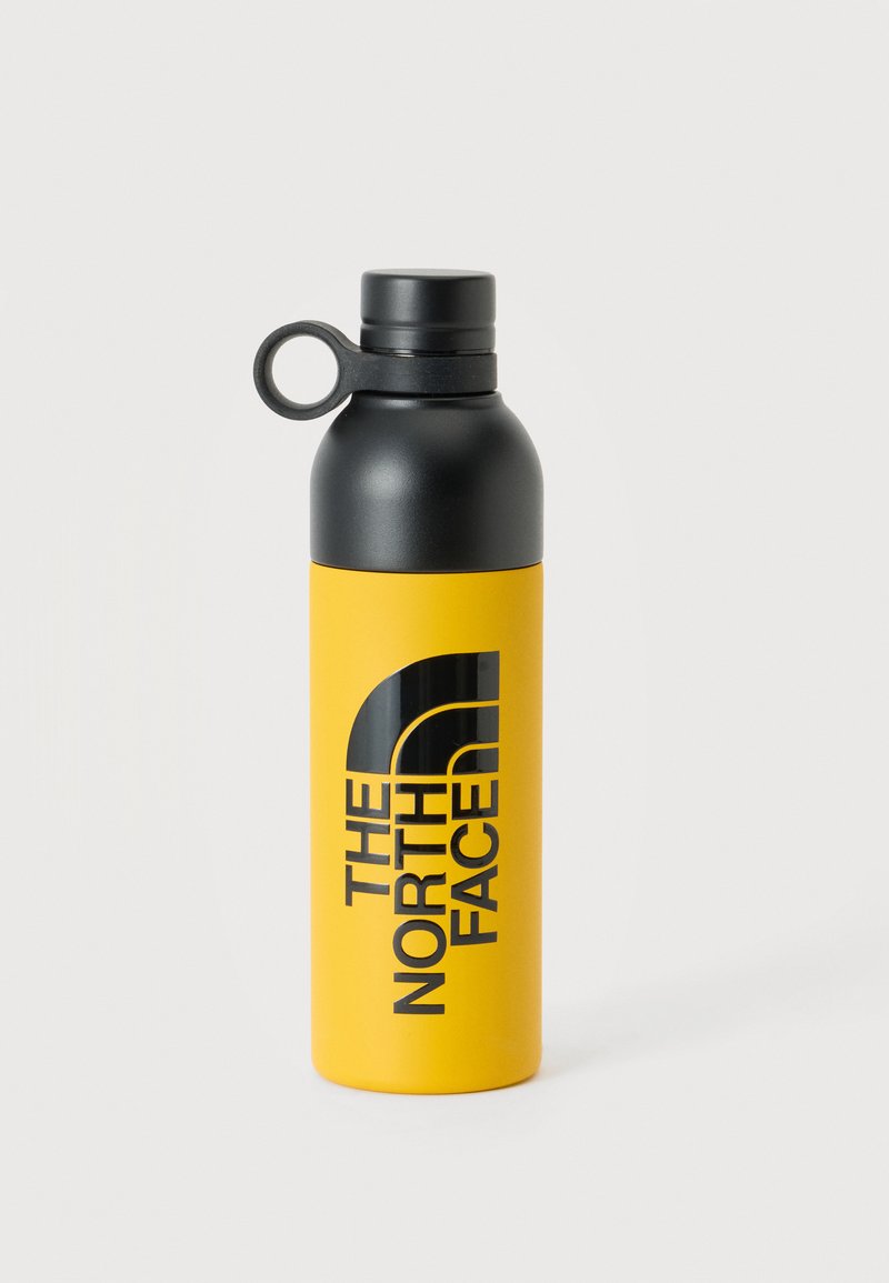 Κίτρινο παγούρι νερού North Face με μαύρο καπάκι και λουράκι μεταφοράς σε λευκό φόντο.