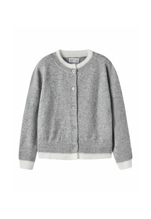 Cardigan gris en maille avec boutons, poignets, col et ourlet blancs côtelés, présenté à plat sur fond blanc.