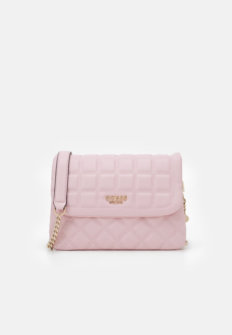 Quiltad rosa handväska med lock, guldfärgade detaljer och kedjerem. Har en logotypdetalj på framsidan.