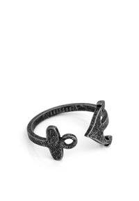 Anello in metallo nero con forme astratte alle estremità; un lato presenta un anello, mentre l'altro ha un design con punta. Finitura testurizzata.