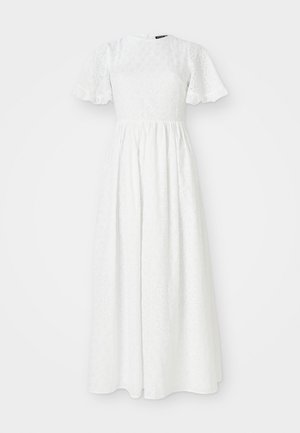 Abito maxi bianco realizzato in materiale testurizzato, con maniche corte, scollatura rotonda e vita arricciata con un motivo ad occhiello.