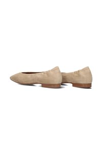 Beige suède ballerina's met een puntige neus en een lage gestapelde hak. Kenmerkt zich door een zacht geraffineerd detail aan de achterkant. Gladde, matte textuur overal.