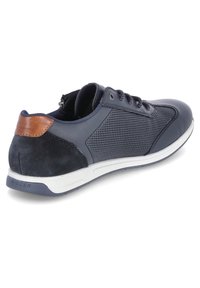 Baskets marines en cuir lisse et maille texturée. Accent marron au talon, semelle intermédiaire blanche et semelle extérieure en caoutchouc noir.