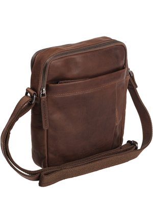 Sac bandoulière en cuir marron avec fermeture éclair, poche avant et courroie en tissu réglable. Texture douce avec de subtils détails de couture.