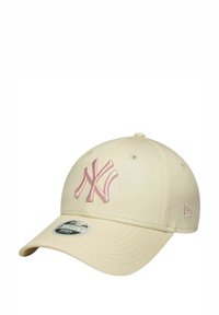 Gorra de béisbol beige con un logo NY bordado en rosa. Cuenta con un visera curvada y una correa ajustable. La tela tiene un acabado suave y texturizado.