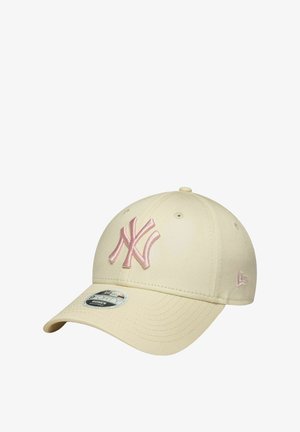 Beige Baseballkappe mit einem rosa gestickten NY-Logo. Sie verfügt über einen gebogenen Schirm und einen verstellbaren Riemen. Der Stoff hat eine glatte, strukturierte Oberfläche.