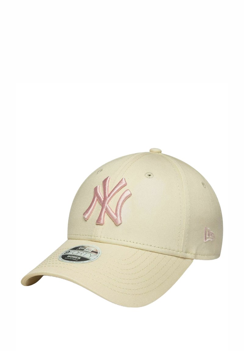 Gorra de béisbol beige con un logo NY bordado en rosa. Cuenta con un visera curvada y una correa ajustable. La tela tiene un acabado suave y texturizado.