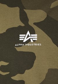 Alpha Industries CAMO - T-shirt estampada - olive