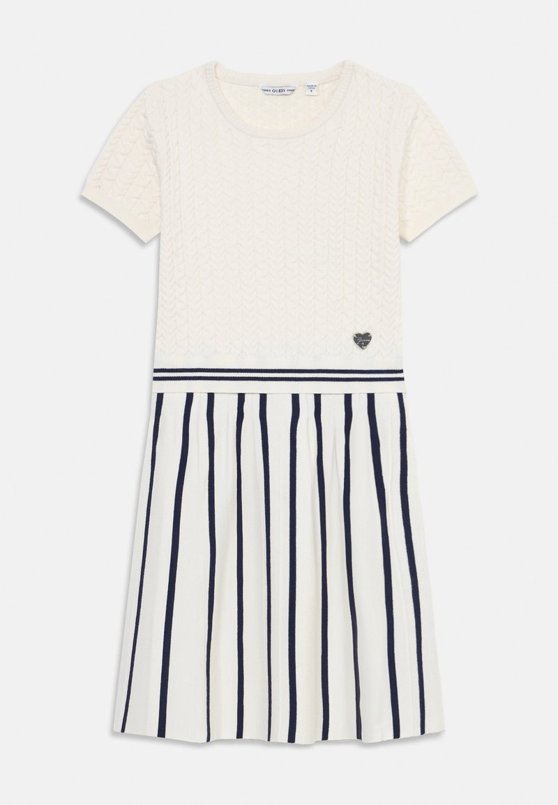 Biele pletené šaty s krátkymi rukávmi, pruhovaná modro-biela skladaná sukňa a detail loga v tvare srdca na hrudi.