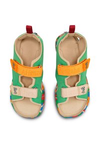 Sandalias infantiles coloridas con parte superior verde, correas naranja y beige, y suelas con estampados multicolores. Cerraduras de velcro para poner y quitar fácilmente.
