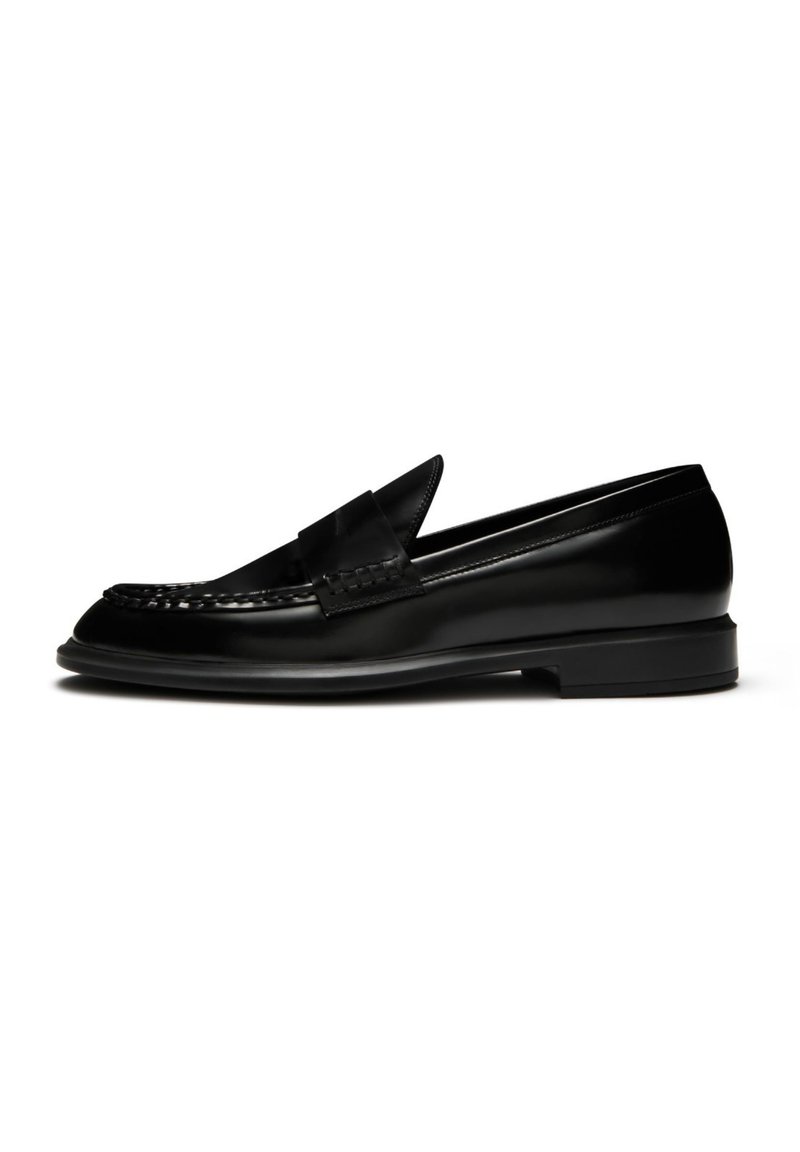 Schwarze Lederloafers verfügen über ein glattes Finish, eine gewebte Verzierung auf dem Obermaterial und eine flache, niedrige Sohle, die für vielseitigen Gebrauch konzipiert ist.