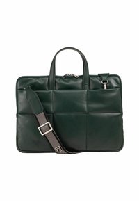 Donkergroene leren tote bag met een gequilt ontwerp. Voorzien van twee bovenhandvatten, een afneembare schouderband en zilveren hardwareaccenten.