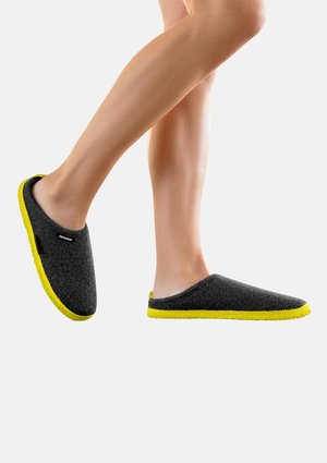 Donkergrijze vilten slippers met felgele rubberen zolen en afwerkingen. Instapontwerp zonder sluitingen. Gladde textuur, ronde vorm.