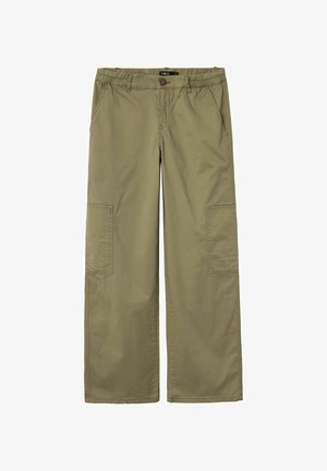 Pantaloni cargo in verde oliva. Realizzati in misto cotone, presentano una vestibilità rilassata, una vita elastica, due tasche laterali e due tasche cargo.