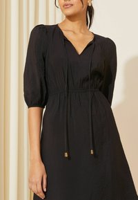 Friends Like These REGULAR FIT V-NECK PUFF SLEEVE SHIRRED WAIST - Denné šaty - black