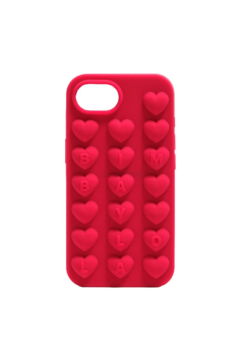 Funda de teléfono de silicona roja con formas de corazón texturizadas y letras en relieve que dicen "BIMBAYLA". Diseñada para un iPhone con un corte para la cámara.