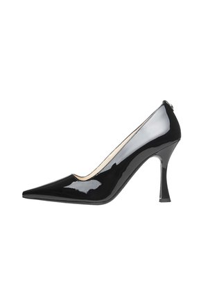 Zapato de tacón alto de charol negro con punta afilada, una silueta elegante y un tacón de aguja de 3 pulgadas. Acabado suave y brillante.