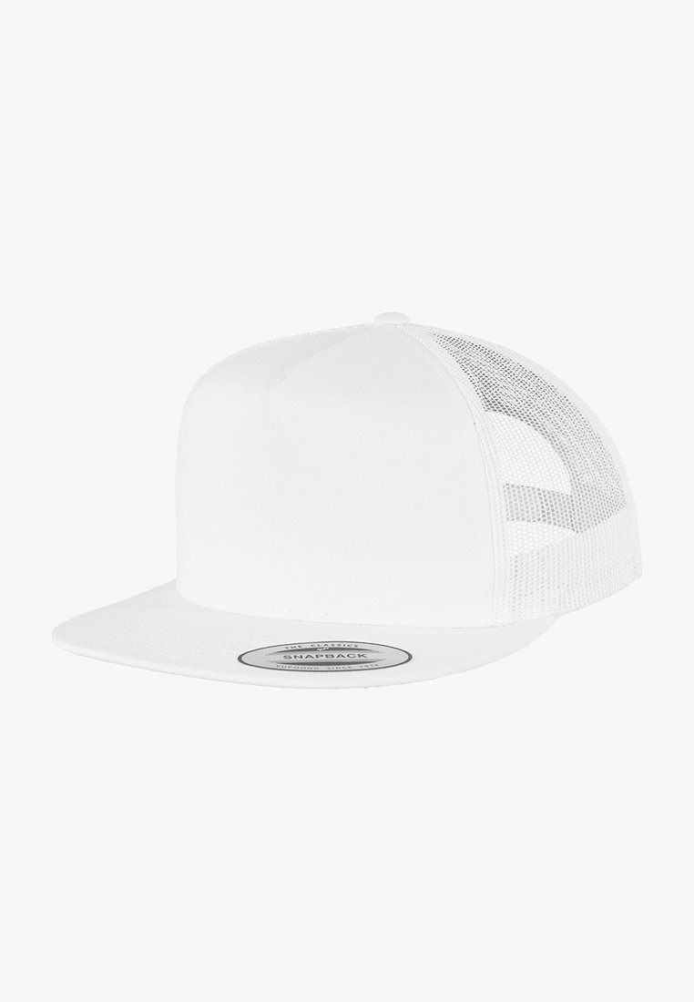 Căciulă albă snapback cu o margine plată, panouri laterale din plasă și un eticheta circulară pe față care afișează informații despre marcă.