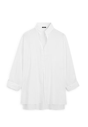 Camicia bianca a maniche lunghe con bottoni e colletto, con polsini arrotolati, mostrata su sfondo bianco.