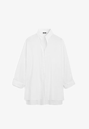 Witte lange mouwen blouse met knopen, een kraag en opgerolde manchetten, weergegeven tegen een witte achtergrond.