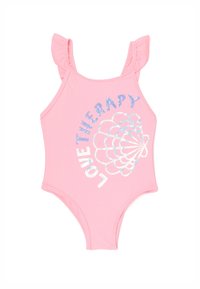 Maillot de bain une pièce rose avec des bretelles à volants et un motif de coquillage. Présente l'inscription "LOVE THERAPY" en lettres brillantes bleu et argent. Texture lisse.