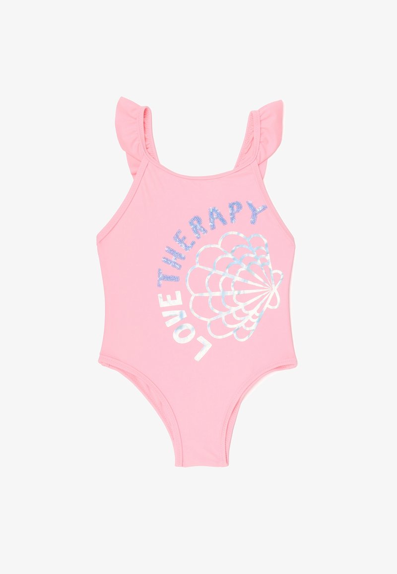 Rosa Einteiler-Badeanzug mit Rüschenträgern und einem Muschel-Motiv. Mit "LOVE THERAPY" in glitzernden blauen und silbernen Buchstaben. Glatte Textur.