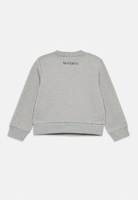 Pilkas džemperis su ribotais rankogaliais ir apačia, turintis apvalų kaklą ir ant viršutinės nugaros juodos spalvos logotipą. Lygios tekstūros.