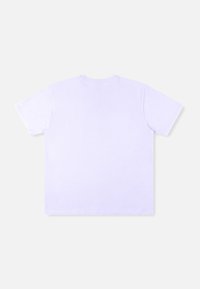 Απαλό μωβ βαμβακερό μπλουζάκι με στρογγυλή λαιμόκοψη και κοντά μανίκια. Λείο ύφασμα, απλός σχεδιασμός, χωρίς σχέδια ή εκτυπώσεις στο πίσω μέρος.