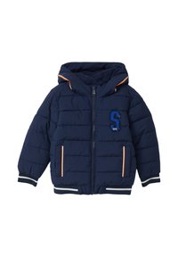 Navyblaue Steppjacke mit Kapuze, ausgestattet mit einem Reißverschluss, Patch-Logo, orangenem Besatz und gestreiften Bündchen und Saum. Glatte Textur und gestepptes Design.