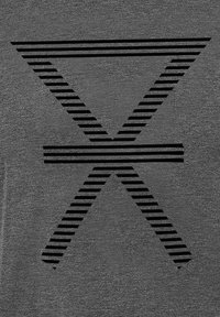 Sort tekstureret overflade med et fremtrædende geometrisk design: et stort 'X' dannet af brede og smalle sorte striber.