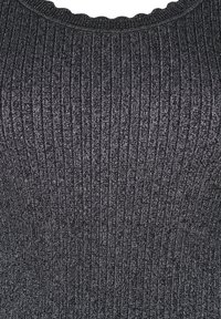 Mörkgrå ribbad stickad tröja med en vågig halsringning och en mjuk textur. Tyget har en lätt glans som tillför visuell intress.