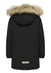 Sort vinterparka med en faux fur-fôret hætte, en glat tekstur og en længde til midt på låret. Har et logo-patch på den nederste ryg.
