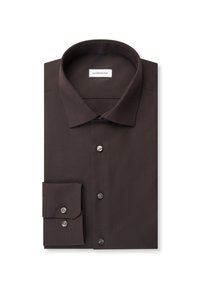 Chemise habillée pour homme à manches longues brun foncé avec poignets pliés et boutons, soigneusement pliée, avec un col pointu et une étiquette de marque à l'intérieur.
