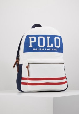 Biały plecak z niebieskim górnym panelem i czerwonymi paskami, przednia kieszeń na zamek oraz logo "POLO RALPH LAUREN" w białym kolorze na niebieskim tle.