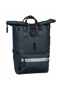 Rolltop-Rucksack aus marineblauem Nylon mit schwarzen Akzenten, ausgestattet mit einer vorderen Reißverschlusstasche mit reflektierendem Streifen und zwei oberen Griffen.