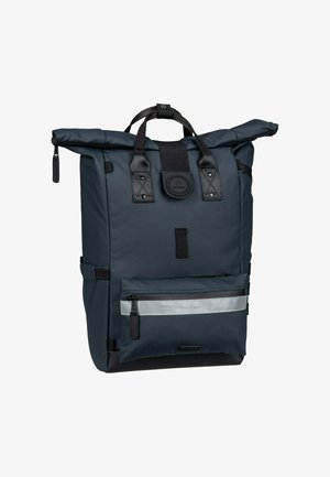 Rolltop-Rucksack aus marineblauem Nylon mit schwarzen Akzenten, ausgestattet mit einer vorderen Reißverschlusstasche mit reflektierendem Streifen und zwei oberen Griffen.