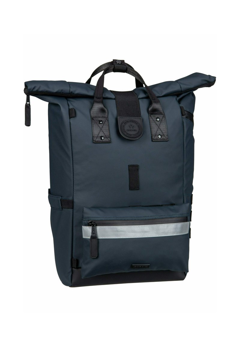 Rolltop-Rucksack aus marineblauem Nylon mit schwarzen Akzenten, ausgestattet mit einer vorderen Reißverschlusstasche mit reflektierendem Streifen und zwei oberen Griffen.