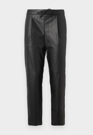 Pantaloni in pelle nera con vestibilità rilassata, dotati di vita con cordoncino, fronte plissettato e texture liscia.