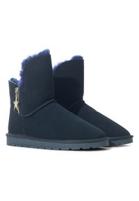 Botas de tobillo de ante azul marino con acabado texturizado, que cuentan con un forro de pelaje sintético y una cremallera lateral adornada con un charm de estrella.