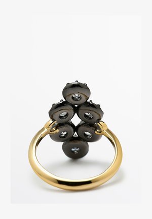 Czarny błyszczący pierścionek z zaokrąglonymi elementami skupionymi na górze, ozdobiony małymi przezroczystymi kamieniami; złocisty pierścień.