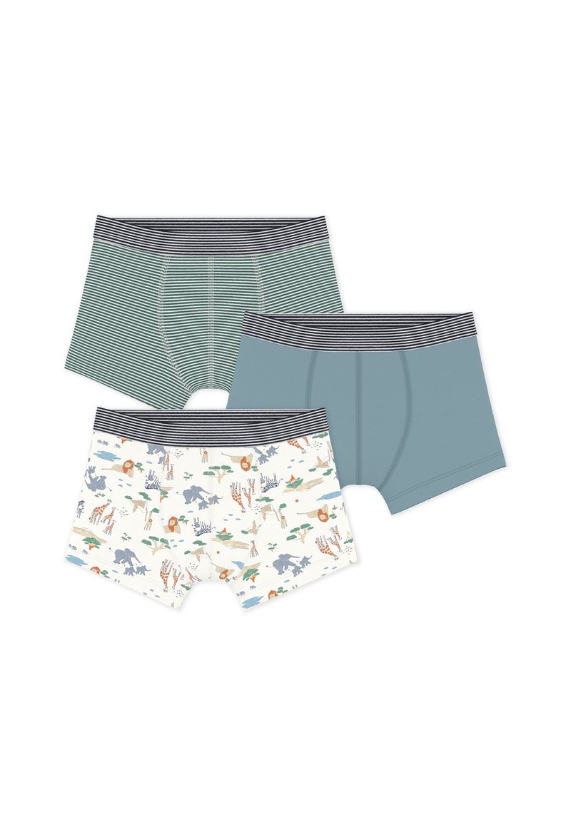 Σετ τριών αντρικών εσωρούχων μποξεράκια: ένα με πράσινες και ναυτικές ρίγες, ένα μονόχρωμο τιρκουάζ και ένα με πολύχρωμο ζωικό μοτίβο σε λευκό φόντο.
